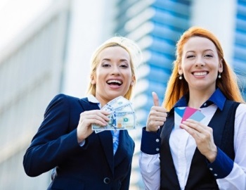 pagar en efectivo, tarjeta de cr�dito. �qu� es mejor?