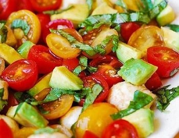 ensalada de jitomate, albahaca y aguacate