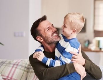 jugar con pap� ayuda a que los ni�os tengan un mejor desempe�o escolar