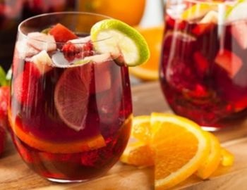 tres c�cteles con vino tinto