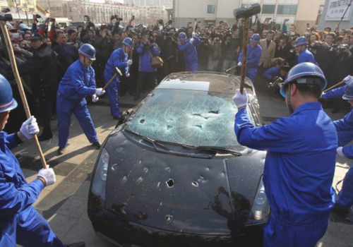 los asistentes destruyen toda 
clase de objetos